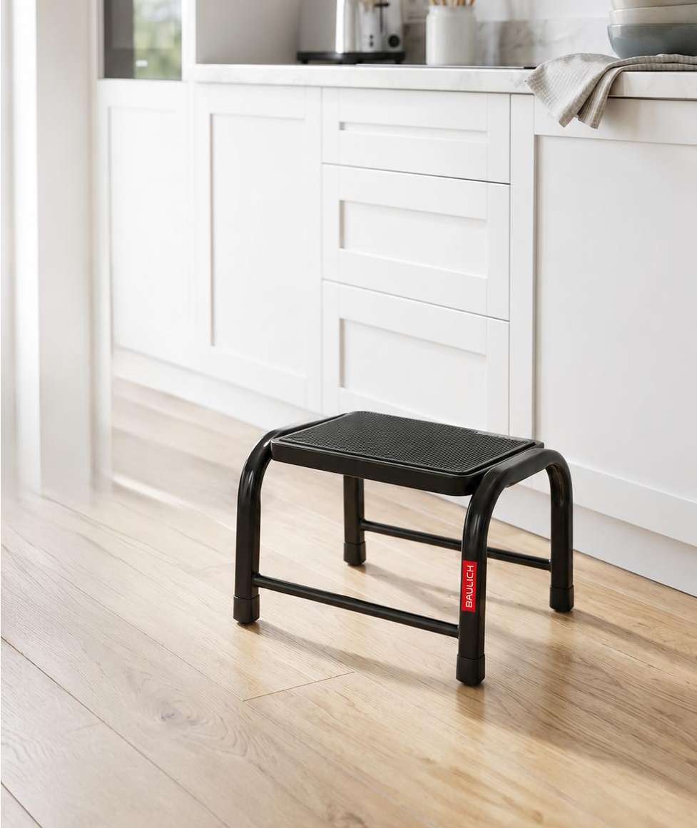 Kompaktowy czarny taboret HOME do kuchni i domu