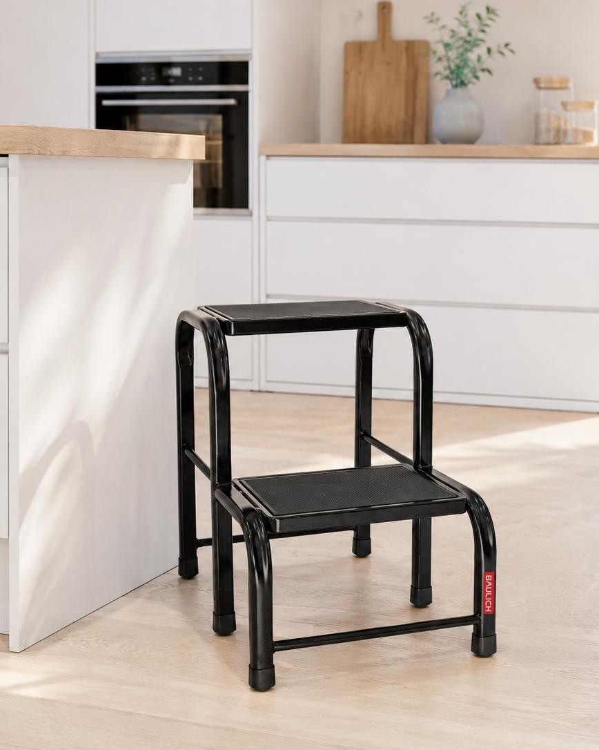 Szeroka platforma czarnego taboretu dwustopniowego Baulich HOME