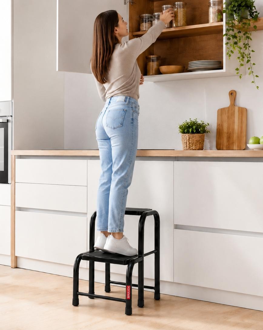 Kompaktowy czarny taboret Baulich HOME pasujący do nowoczesnych wnętrz