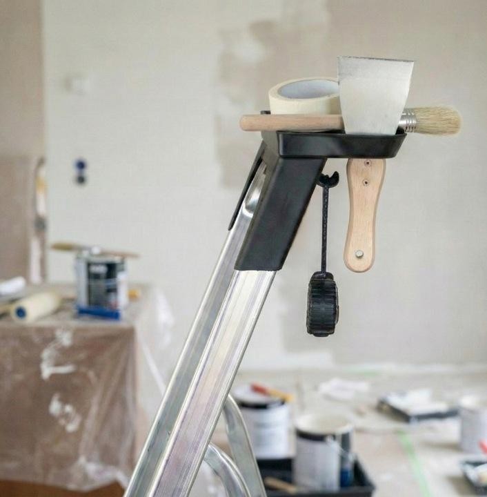 Montaż półki Baulich na pałąku drabiny aluminiowej