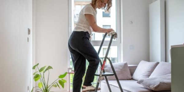 Jak wybrać drabinę domową? Kompletny poradnik wyboru drabiny